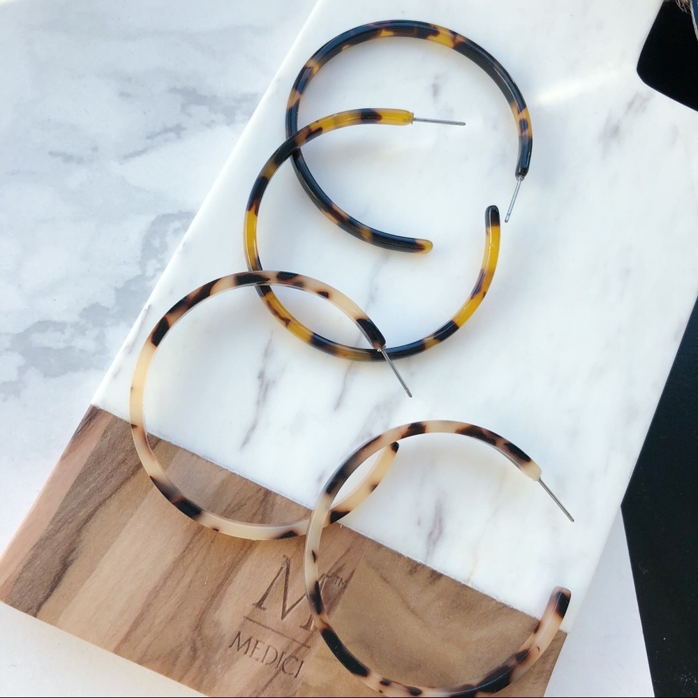 Resin Tatum Tortoise Hoop Earrings (Brown) - Picture 6 of 8
